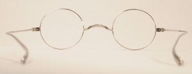 WIRE VINTAGE EYEGLASSES BACK photo, under 350 kb