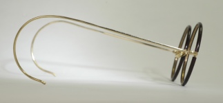 WIRE VINTAGE EYEGLASSES SIDE photo, under 350 kb