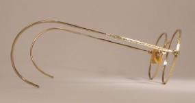 WIRE VINTAGE EYEGLASSES SIDE photo, under 350 kb