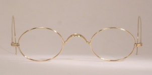 WIRE VINTAGE EYEGLASSES FRONT photo, under 350 kb
