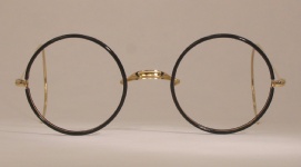 WIRE VINTAGE EYEGLASSES FRONT photo, under 350 kb