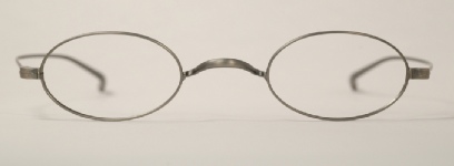WIRE VINTAGE EYEGLASSES FRONT photo, under 350 kb